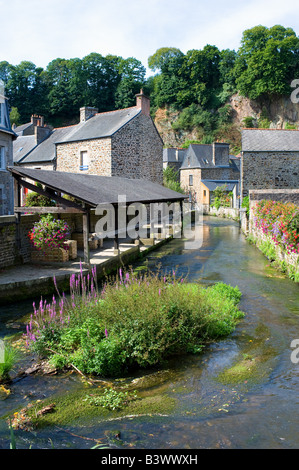 Alten Waschhaus und Häuser auf dem Wasser Hecke des Naçon Flusses Fougères Brittany France Stockfoto