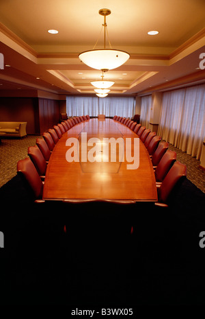 Aufwendige Board Zimmer Tisch und Stühlen in einer Unternehmenszentrale Stockfoto