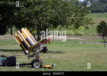 Eine Wurfscheibe, die Maschine zu werfen, in der Landschaft Skeet Schießstand in Wisconsin Stockfoto