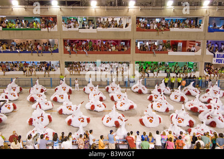 Eines der Samba-Schulen auf dem Weg entlang des Parade-Strip beim Karneval in Rio Sambadrome. Stockfoto