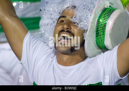 Eine Nahaufnahme eines glücklich Samba Schule männliche Teilnehmer beim Karneval in Rio Sambadrome. Stockfoto