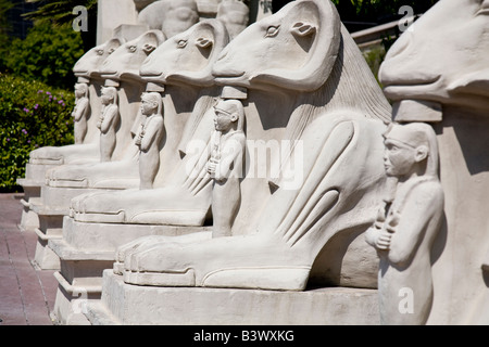 Ägyptische Statuen inspirierende begrüßen Besucher das Luxor Hotel and Casino in Las Vegas Nevada Stockfoto