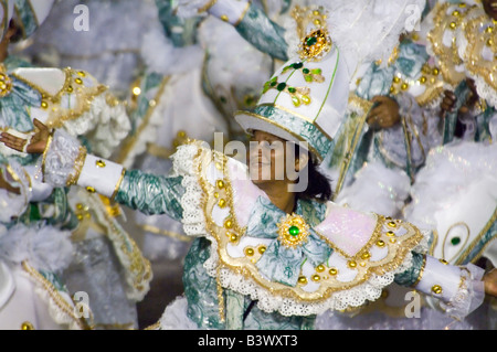 Eine Nahaufnahme von einer Samba Schule Teilnehmerin beim Karneval in Rio Sambadrome. Stockfoto