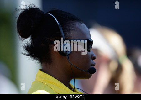 Porträt einer afroamerikanischen Frau mit Kopfhörer Stockfoto
