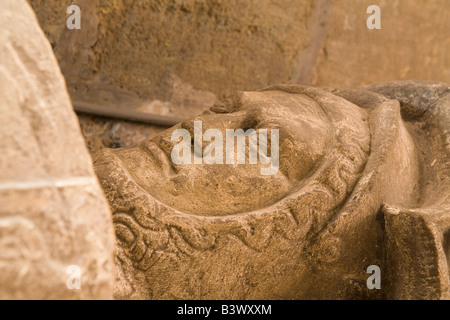 Das steinerne Bildnis eines Ritters liegt in der mittelalterlichen Kirche von St Lawrence in Warkworth, Northumberland. Stockfoto