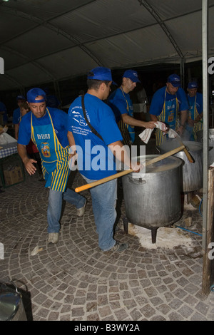 Köche Amatriciana Festival in Italien Pasta vorbereiten Stockfoto