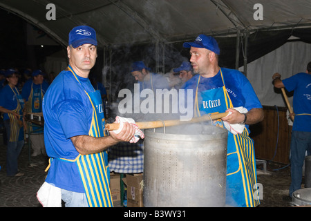 Köche Amatriciana Festival in Italien Pasta vorbereiten Stockfoto