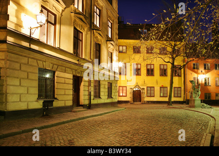 Verlassene gepflasterten Straße in Gamla Stan oder Altstadt, Staden Insel, Stockholm, Schweden. Stockfoto