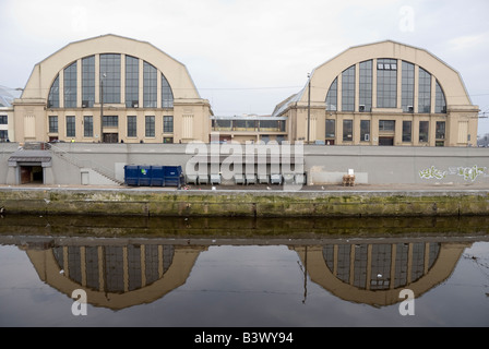 Riga, Lettland. Dies ist einer der größten Märkte in Europa. Die Gebäude wurden zuvor Zeppelin Hangars. Sowjetzeit Gebäude; Stockfoto