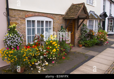 Haustür und Veranda mit Stein Ziegeldach auf terrassierten Cottage in Ludlow Shropshire England UK Stockfoto