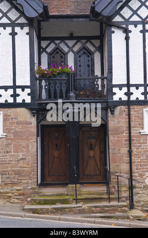 Paar schwarz Häuser mit identischen Haustüren in Ludlow Shropshire England UK Stockfoto