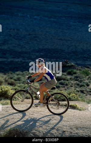 Applying Frau auf einem Mountainbike in der östlichen Sierra Mountains in Kalifornien, USA. Stockfoto