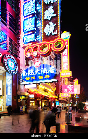 Neonlichter auf Nan Jing Road Shanghai China Stockfoto