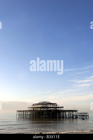 Blick auf den Sonnenaufgang über die Skelettreste der West Pier, Brighton, Winter 2008 Stockfoto