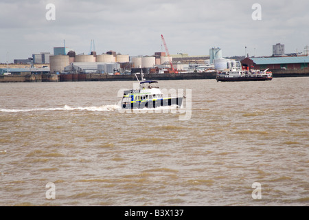 Polizeiboot am Fluss Mersey mit Liverpool hinter die Teilnahme an den Tall Ships Race und Parade Stockfoto