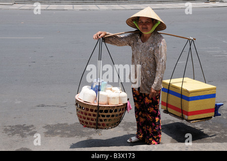 Straßenhändler Hoi an einer tragenden Godds in der traditionellen Weise Vietnam Stockfoto