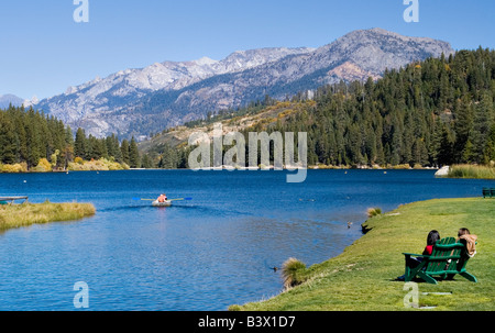 Menschen entspannen Sie sich auf Liegestühlen auf dem Hume Lake Christian Camp Campus im Giant Sequoia National Monument in Kalifornien. Stockfoto