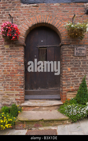 Eingangstür des 17. Jahrhunderts gerahmt Holzhaus in Ludlow Shropshire England UK Stockfoto