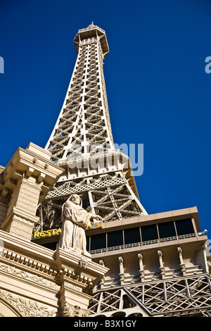 Eine Nachbildung des Eiffelturms erhebt sich über dem Paris Hotel und Casino in Las Vegas Stockfoto