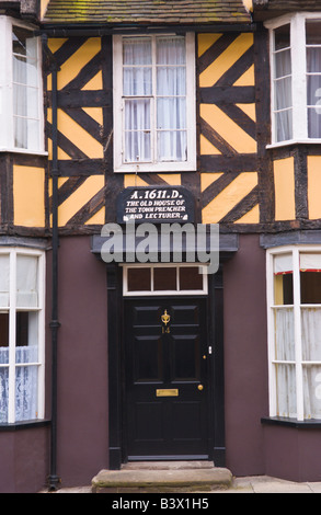 Schwarze Tür mit gläsernen Oberlicht im 17. Jahrhundert Holz Rahmen Stadthaus in Ludlow Shropshire England UK datiert 1611 Stockfoto