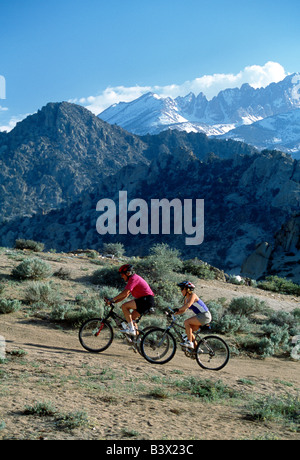 Mittleren Alters verheiratet paar Reiten Mountain-Bikes in der östlichen Sierra Mountains in Kalifornien, USA Stockfoto
