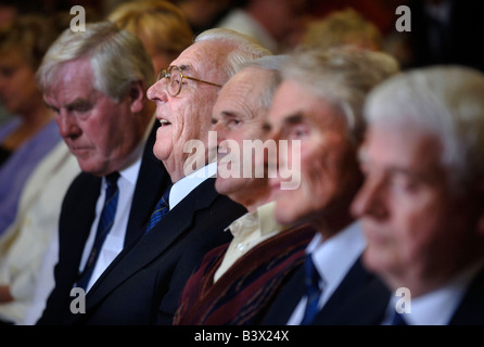 MITGLIEDER DER FRONCYSYLLTE MÄNNLICHEN STIMME CHOR HÖRT IHRE ZWEITE ALBUM STIMMEN DER ZUGABE TAL IN DER NÄHE VON WREXHAM NO ANHÖREN Stockfoto