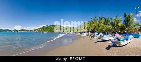 Strand mit Fischerbooten auf Playa Principal in Zihuatanejo Mexiko hohe Auflösung panorama Stockfoto