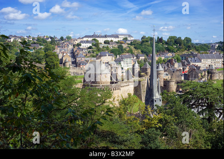 Stadt Skyline mit St Sulpice Kirche Kirchturm und Schloss Fougères Brittany France Stockfoto