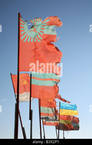 Alten Sowjet-Republiken Flaggen neben einem modernen ukrainischen Fahnenschwingen über dem Pilger-Lager auf den Solovetsky Inseln, Russland Stockfoto