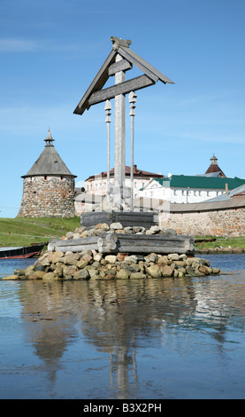 Holzkreuz in der Bucht von Wohlstand vor das Solovetsky Kloster auf den Solovetsky Inseln im Weißen Meer, Russland Stockfoto