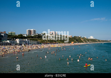 Überfüllter Strand von Bournemouth, Dorset, Großbritannien Stockfoto