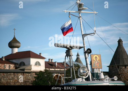 Russische Flagge und St Philip Symbol über die Pilger Schiff vor dem Solovetsky Kloster im Weißen Meer, Russland Stockfoto