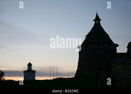 St. Konstantin Kapelle und Korozhnaya Turm des Klosters Solovetsky auf den Solovetsky Inseln im Weißen Meer, Russland. Stockfoto