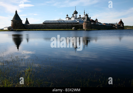 Solovetsky Kloster auf den Solovetsky Inseln im Weißen Meer, Russland. Blick vom Heiligen See. Stockfoto