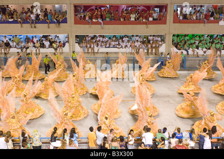 Eines der Samba-Schulen auf dem Weg entlang des Parade-Strip beim Karneval in Rio Sambadrome. Stockfoto