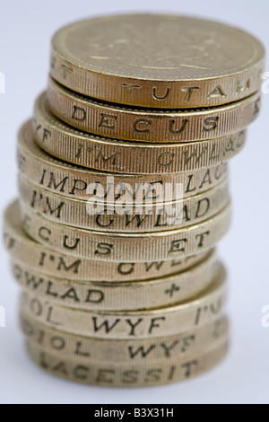 Nahaufnahme eines Stapels oder Stapels alter 1-Pfund-Münzen (britische Währung ist nicht mehr im Umlauf). Wörter in Latein und Walisisch an den Rändern - England, Großbritannien. Stockfoto