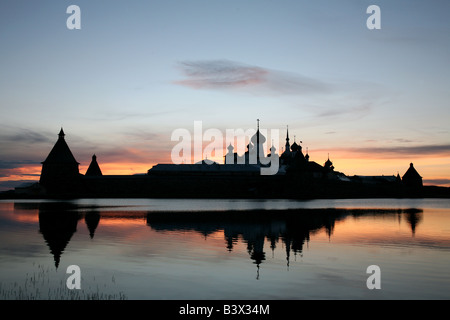 Solovetsky Kloster auf den Solovetsky Inseln im Weißen Meer, Russland. Blick vom Heiligen See bei Sonnenuntergang Stockfoto