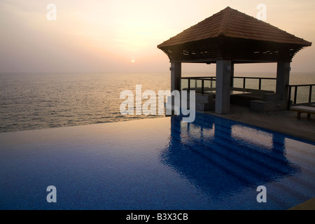 Ein Infinity-Pool mit Blick auf das Arabische Meer am Strand von Kovalam in Kerala, Indien. Stockfoto