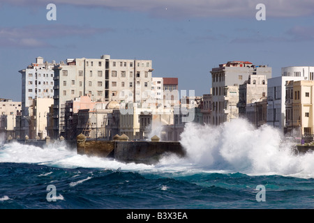 Wellen brechen auf Melacon. Havanna. Kuba. Stockfoto