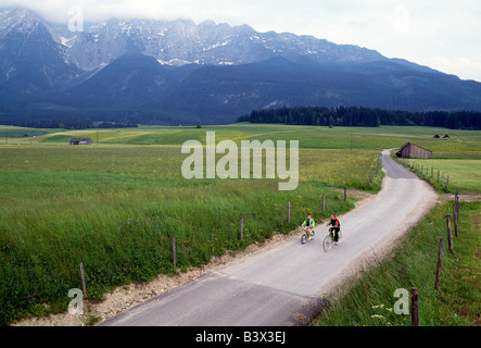 Kinder auf dem Fahrrad auf einer Landstraße in der Nähe von Tauplitz in der Region Tirol in Österreich Stockfoto