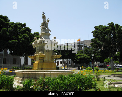 Brunnen auf der Plaza de General Weyler, Santa Cruz De Tenerife. Gobierno Militar Gebäude (mit Fahne) im Hintergrund. Stockfoto