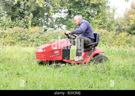 Rasenmähen auf Reiten-auf Rasenmäher Mann Stockfoto