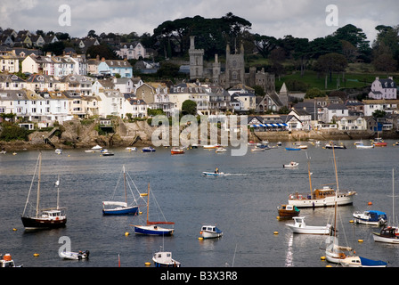 Fowey Dorf und Hafen, darunter die Kirche von Polruan auf der gegenüberliegenden Seite der Mündung des Fluss Fowey gesehen Stockfoto