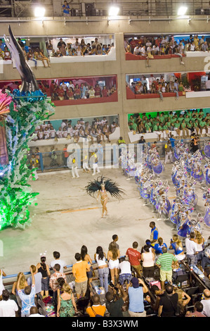 Eines der Samba-Schulen auf dem Weg entlang des Parade-Strip beim Karneval in Rio Sambadrome. Stockfoto