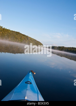 Blaue Kajak auf den St. John River Saint John River im frühen Morgenlicht Sommer Stockfoto