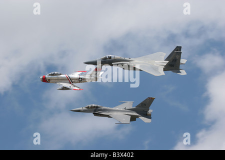 F 86 Sabre F-15C Eagle und F-16 Falcon fliegen in Formation als Erbe Flug drei Generationen der US Air Force Hochleistungs-Ki Stockfoto
