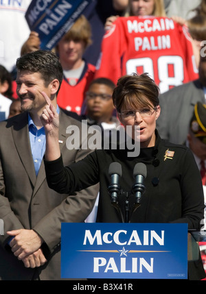 Vice President Kandidat Gov Sarah Palin auf Wahlkampftour in Virginia. Ihr Ehemann Todd Palin, steht neben ihr. Stockfoto