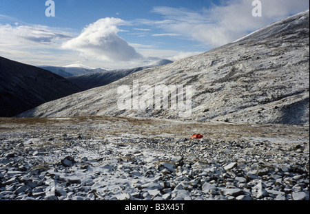 Bergsteiger roten Zelt am Tarfala Tal unterhalb Kebnekaise-massiv nach dem ersten Schneefall der Saison, Nikkaluokta, Schweden Stockfoto