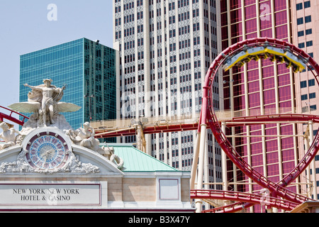 Eine Achterbahn entführt Passagiere hinter dem Eingang in das New York New York Hotel and Casino in Las Vegas Nevada Stockfoto