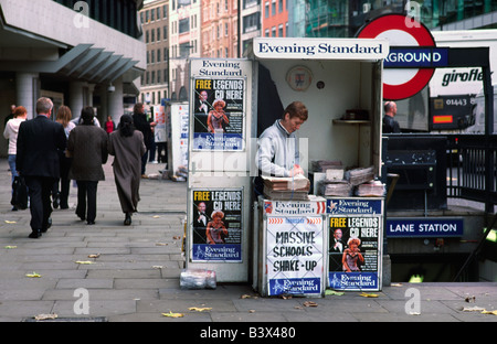 Evening Standard von einem Straßenhändler außerhalb Chancery Lane u-Bahnstation in London verkauft. Stockfoto